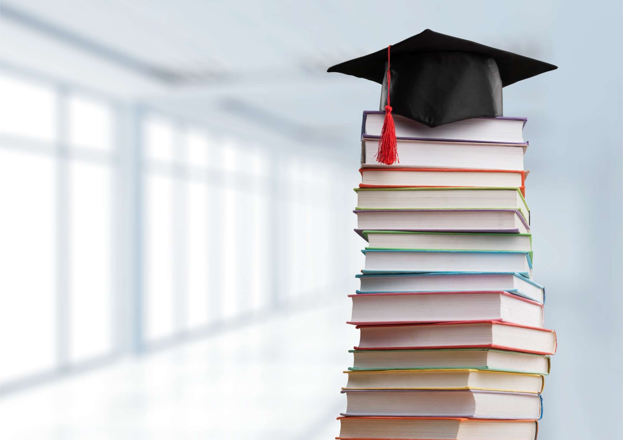 educacion-y-concepto-de-regreso-la-escuela-con-un-pasillo-de-la-escuela-y-un-libro-muy-borroso